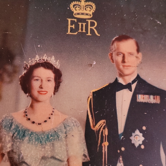 1953 Coronation Celebration Tin.  Queen Elizabeth. Prince Phillip. 👑 Vintage - Picture 2 of 10